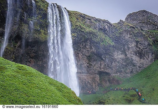 Der Wasserfall Seljalandsfoss in der südlichen Region von Island.