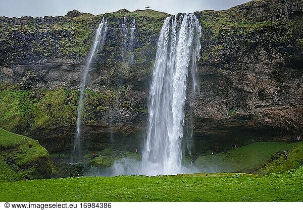 Der Wasserfall Seljalandsfoss in der südlichen Region von Island.