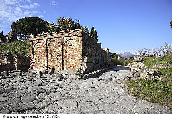 Der Wasserturm (Tor des Vesuvs) in Pompeji  Italien. Künstler: Samuel Magal