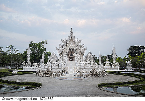 Der weiße Tempel des Wat Rong Khun in Chiang Rai  Thailand.
