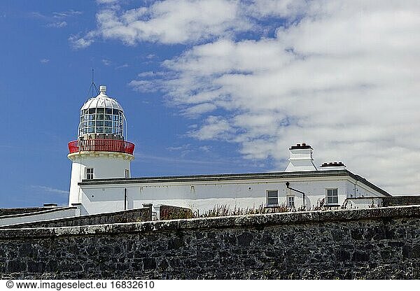 Der Wild Atlantic Way führt direkt an der schmalen Halbinsel von St. John's Point vorbei. Zum Südende der Halbinsel  eigentlich St. John's Point  führt der Weg durch eine typisch irische Landschaft. Von hier aus hat man immer den besten Blick auf die McSwyne's Bay und die angrenzende Küste von Slieve League. Das Killaghtee-Kreuz  die Überreste der Mauern von McSwyne's Castle  ein Traumstrand (Coral Beach) und schließlich der Leuchtturm sind die Attraktionen der Halbinsel. Der Leuchtturm bietet einen beeindruckenden Rundblick über die Donegal Bay.
