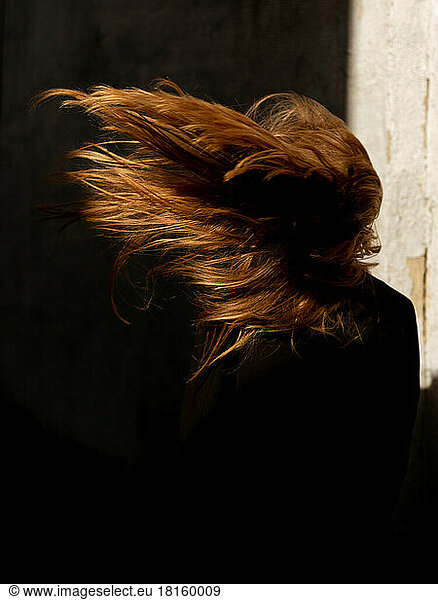 Der Wind weht die Haare des Mädchens.