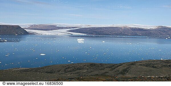 Der Wolstenholme Fjord ist der einzige Fjord der Welt mit drei aktiven Gletschern. Innerhalb der Thule Air Base. US-Militärstützpunkt. Dies ist der Ort  an dem die Inuit lebten  bevor sie gezwungen wurden  in eine neue Siedlung zu ziehen  die das kleine Dorf Qaanaaq im Norden Grönlands bildete  nicht allzu weit von der Thule Air Base entfernt.