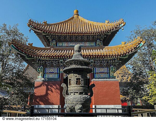 Der Yonghe-Tempel  auch bekannt als Palast des Friedens und der Harmonie - Lama-Tempel   Yonghe-Lamaserei oder - im Volksmund - als Lama-Tempel   ist ein Tempel und Kloster der Geluk-Schule des tibetischen Buddhismus im nordöstlichen Teil von Peking  China. Es ist eines der größten und bedeutendsten tibetisch-buddhistischen Klöster der Welt. Das Gebäude und die Kunstwerke des Tempels sind eine Kombination aus han-chinesischem und tibetischem Stil.