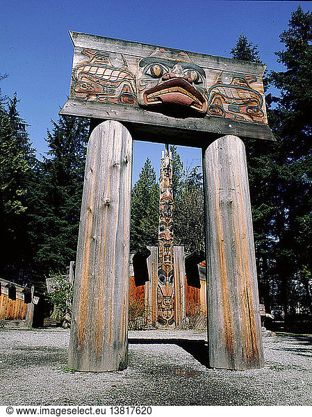 Der Zugang zu einem Langhaus der Haida-Indianer  das früher auf Queen Charlotte Island stand. Nordwestküste von Amerika. Haida-Indianer. British Columbia  Kanada.