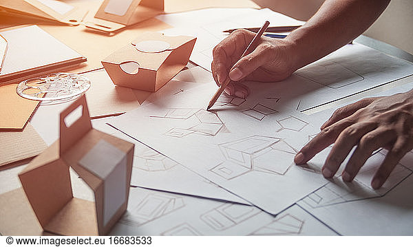 Designer skizzieren Zeichnung Design Braun Handwerk Karton Papier pr
