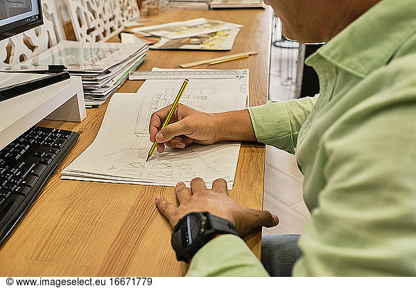 Designer zeichnet seine Projekte