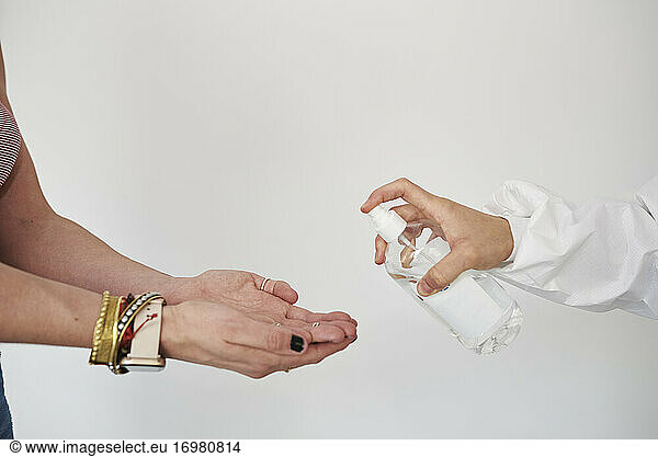 Desinfektion der Hände mit Alkohol  um das Coronavirus zu vermeiden