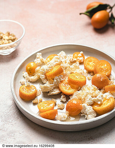 Dessert aus Kumquats  frischem Ricottakäse  Honig und Walnüssen