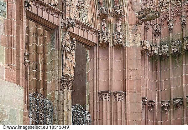 Detail am Dom mit Madonna-Figur und Verzierungen  rot  monochrom  Wetzlar  Hessen  Deutschland  Europa