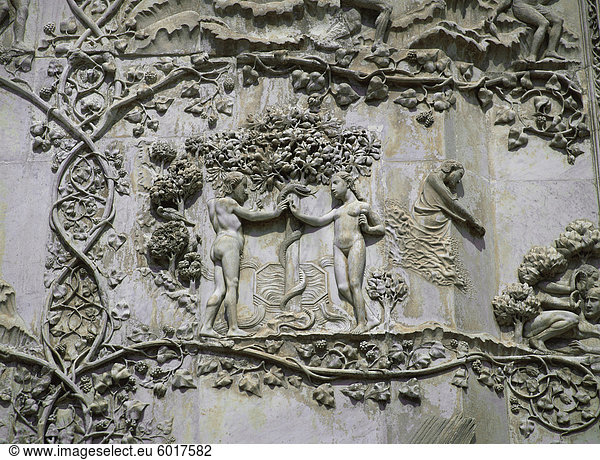 Detail anzeigen Garten Eden am 14. Jahrhundert Marmor-Reliefs von Lorenzo Maitani und Pupiles  neben Eingang zum Dom  Orvieto  Umbrien  Italien  Europa