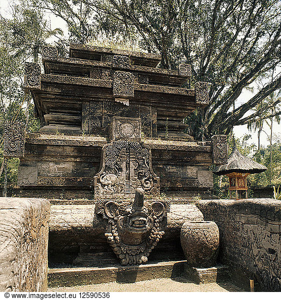Detail  das die für die balinesische Steinbildhauerei charakteristische Verschmelzung von dreidimensionaler und reliefartiger Skulptur zeigt.
