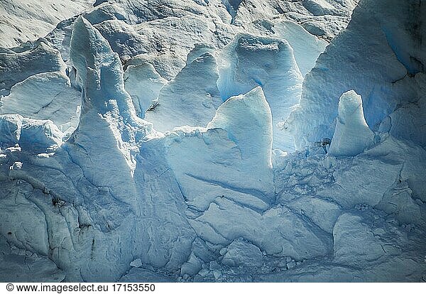 Detail der Eisformation des Perito-Moreno-Gletschers  der aufgrund der globalen Erwärmung und des Klimawandels schmilzt  Nationalpark Los Glaciares  nahe El Calafate  Patagonien  Argentinien