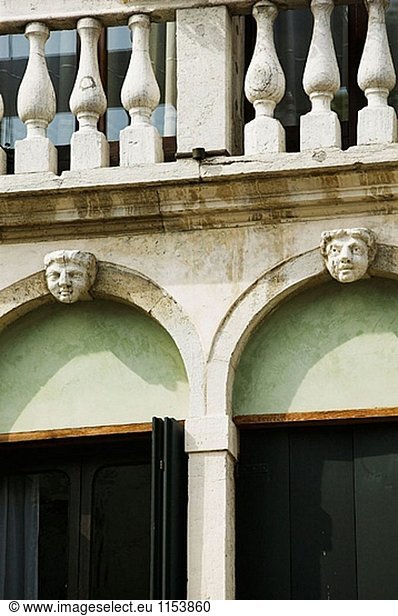 Detail der Fassade mit sculpted Köpfe. Venedig. Italien