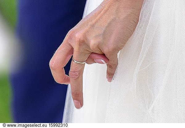 Detail der Hand der Braut mit den Ringen an den Fingern am Hochzeitstag.