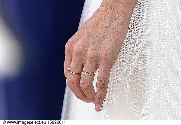 Detail der Hand der Braut mit den Ringen an den Fingern am Hochzeitstag.