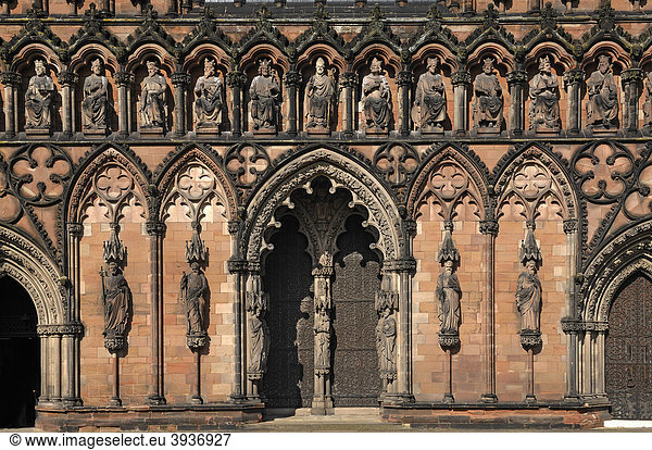 Detail der Hauptfassade der Lichfield Kathedrale  Decorated Style  englische Gotik  1256-1340  The Close  Lichfield  England  Großbritannien  Europa