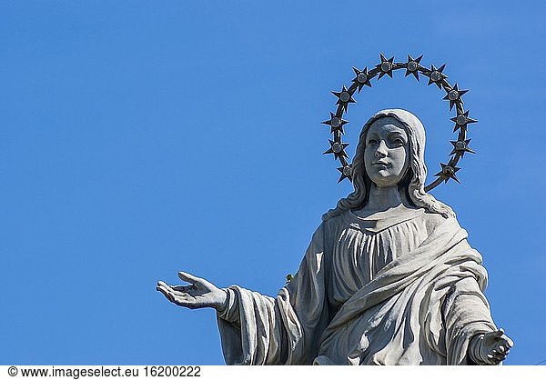 Detail der Statue der Unbefleckten Maria. Säulendenkmal mit Statue der Unbefleckten Maria. Corso Centocelle  Civitavecchia  Metropolitanstadt Rom Region Latium  Italien  Europa.