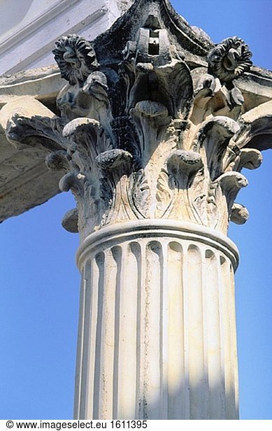 Detail des Kapitals auf Säule im Forum der alten römischen Stadt Emerita Augusta. Merida. Spanien