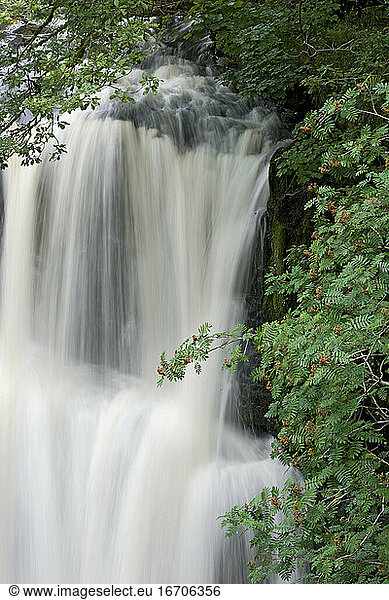Detail des Wasserfalls Sgwd Isaf Clun-gwyn in den Brecon Beacons