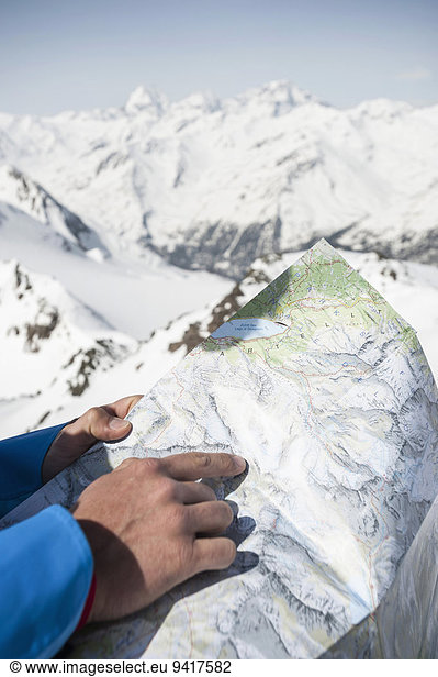 Detail Details Ausschnitt Ausschnitte Berg Mann Landkarte Karte Close-up Alpen vorlesen