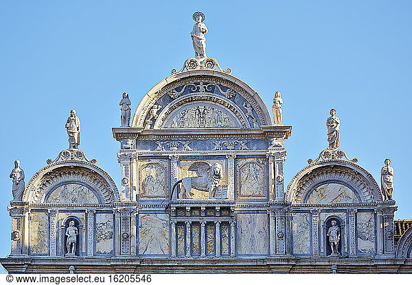 Detail einer religiösen Fassade  Venedig  Venetien  Italien