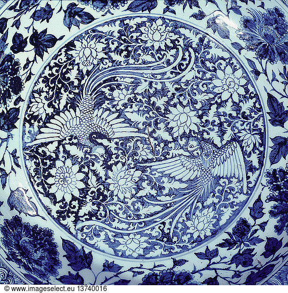 Detail eines blau-weißen Tellers mit Darstellungen des männlichen und weiblichen Phönix. Nach der chinesischen Mythologie war der Phönix eines der vier Wesen  die das himmlische Reich bewachten. China. Chinesisch. Frühe Ming-Dynastie.