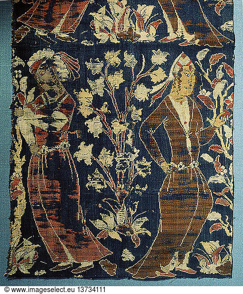 Detail eines Fragments eines zusammengesetzten Seidentuchs  Figuren in einem Garten. Islamisch. Safawiden-Dynastie  17. Jahrhundert. Persien.