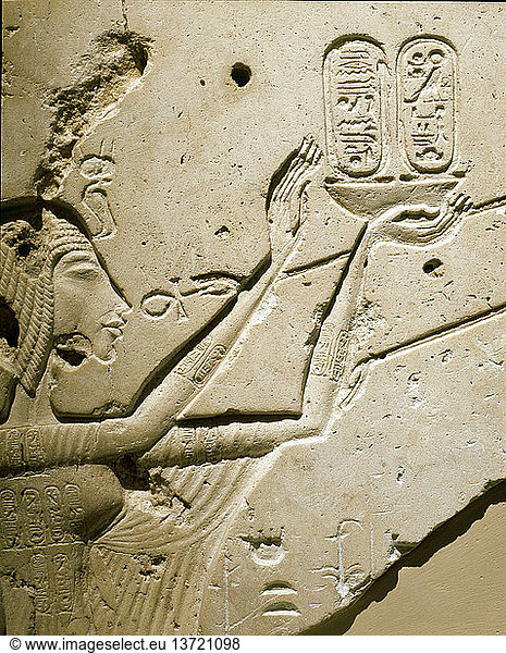 Detail eines Reliefs  das Nofretete bei der Verehrung des Aten zeigt. Einer der Strahlen des Aten endet in einer menschlichen Hand  die der Königin im Gegenzug das Ankh-Symbol des Lebens anbietet. Ägypten. Altägyptisch. 18. Dynastie um 1352 - 1336 v. Chr. Amarna-Periode.