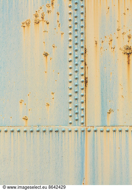 Detail eines rostigen Ölvorratsbehälters