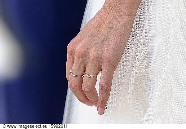 Detail of the bride's hand with the rings on the fingers on the wedding day.