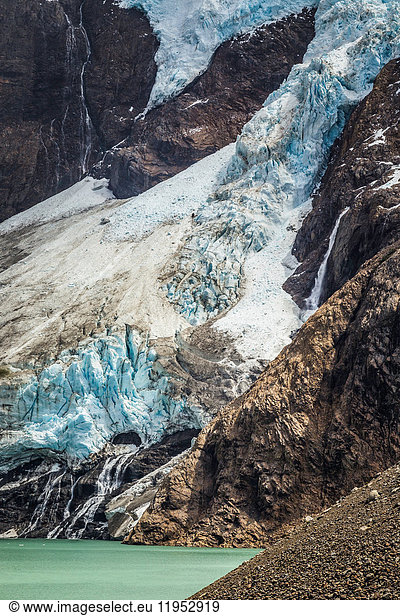 Detail von See- und Gletschereis an einem felsigen Berghang im Los Glaciares-Nationalpark  Patagonien  Argentinien