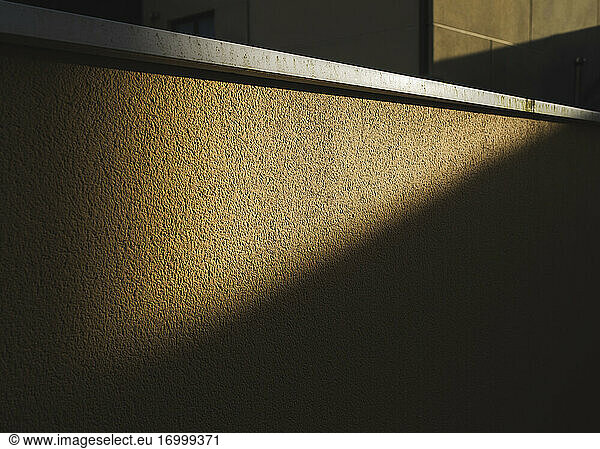 Detailaufnahme der strukturierten Wand im Sonnenlicht
