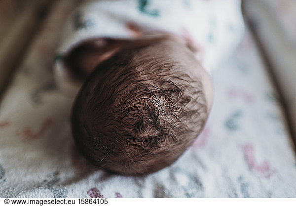 Detailaufnahme eines Neugeborenen mit Haaren eines Jungen im Krankenhaus
