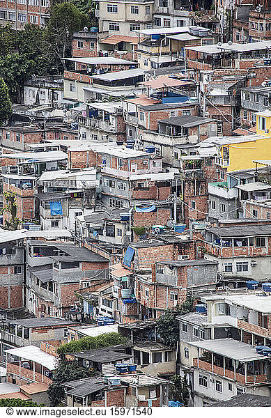 Detaillierter Blick auf schlechte Wohnverhältnisse im Slum der Favela Pavao Pavaozinhao  Rio de Janeiro  Brasilien  Südamerika