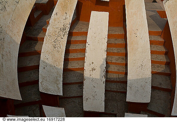 Details zum Aufbau des astronomischen Observatoriums Jantar Mantar in Neu Delhi