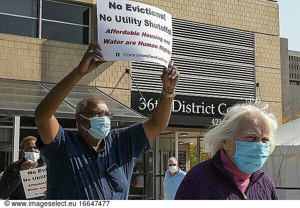 Detroit  Michigan - Demonstranten bitten den Vorsitzenden Richter des 36. Bezirksgerichts  das Räumungsverfahren einzustellen. Sie sagten  dass niemand während der Coronavirus-Krise aus seiner Wohnung vertrieben werden sollte.