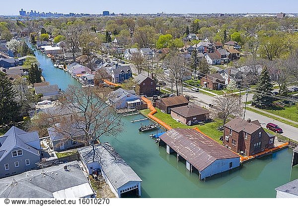 Detroit  Michigan - Die Stadt hat orangefarbene Hochwasserschutzsperren um die Kanäle im Osten der Stadt errichtet  um die Häuser vor Überschwemmungen zu schützen  die aufgrund des Rekordhochwassers in den Großen Seen erwartet werden. Die Tiger Dam -Sperren sind flexible  mit Wasser gefüllte Röhren.