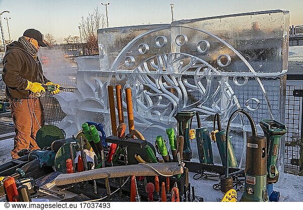 Detroit  Michigan - Ein Eisschnitzer mit seinem Werkzeug bei der Arbeit im Robert C. Valade Park am östlichen Flussufer. Der Park  der zur Detroit Riverfront Conservancy gehört  bietet eine Vielzahl von Winteraktivitäten an.