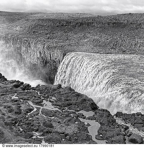 Dettifoss  Schlucht  Wasserfall mit herabstürzenden Wassermassen  monochrom  Fluss Jökulsá á Fjöllum  Nordisland  Island  Europa