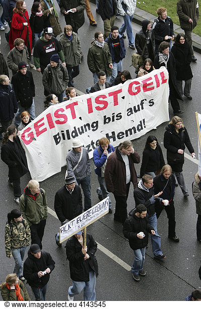 DEU  Bundesrepublik Deutschland  Essen : Studentendemonstration an der Universitaet Duisburg-Essen  gegen drohende Studiengebuehren.