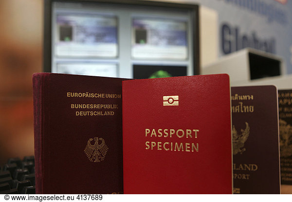 DEU  Bundesrepublik Deutschland  Muenster  28.09.05 : Dokumentenlese und Pruefgeraet fuer Pass und Ausweisdokumente. Vorgestellt auf der Internationalen Polizeimesse IPOMEX.