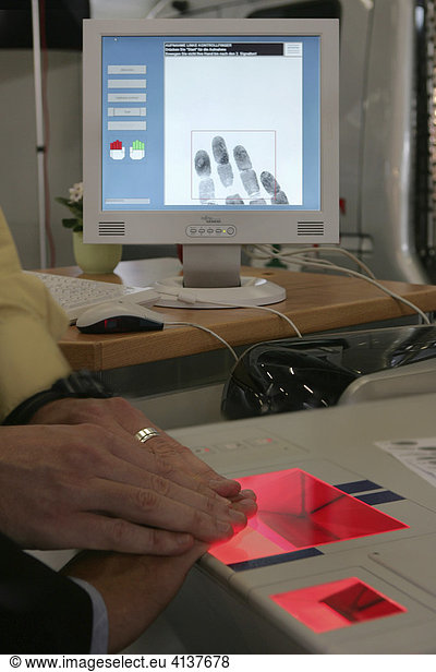 DEU  Bundesrepublik Deutschland  Muenster  28.09.05 : Fingerabdruckscanner der Polizei NRW. Vorgestellt auf der Internationalen Polizeimesse IPOMEX.