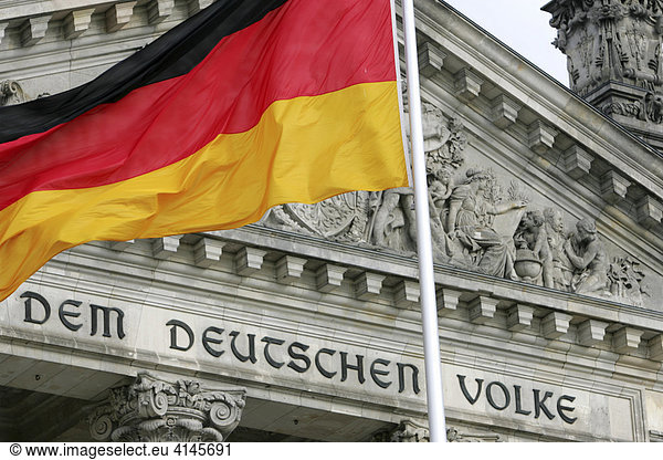DEU  Deutschland  Berlin: Deutsche Nationalfahne vor dem Reichstag.