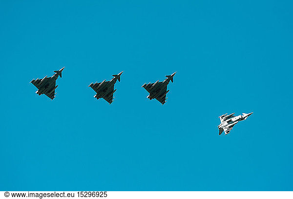 Deutsche Eurofighter-Typhon-Kampfflugzeuge  die an der NATO-Übung Frysian flag  low angle against blue sky teilnehmen  Niederlande