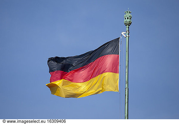 Deutsche Flagge und blauer Himmel