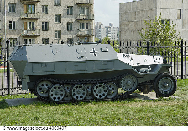 Deutscher gepanzerter Truppentransporter  im Zweiten Weltkrieg im Einsatz  Gedenkstätte auf dem Hügel von Poklonnaja  Moskau  Russland