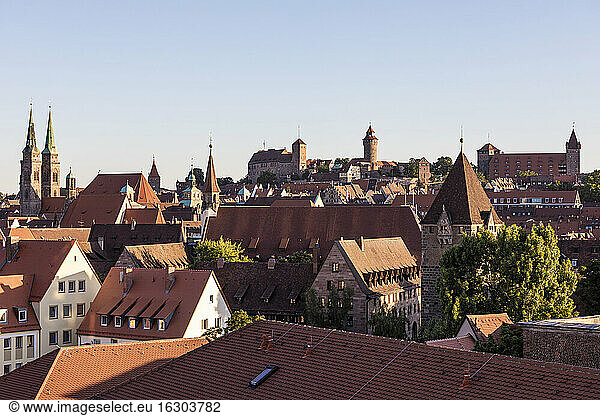 Deutschland,  Bayern,  Nürnberg,  Klarer Himmel über der historischen Altstadt in der Abenddämmerung