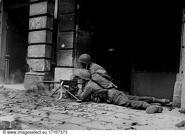 DEUTSCHLAND Aachen -- 15. Oktober 1944 -- Ein GI der US-Armee feuert ein schweres Maschinengewehr vom Kaliber 50 während eines Gefechts in Aachen  Deutschland. Die Besatzung gehört zum 2. Bataillon der 26. Infanterie. US Army Foto (Freigegeben) -- Bild von Ellett / Lightroom Photos / US Army *Beste verfügbare Qualität.
