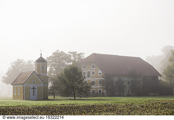 Deutschland  Altbayern  Blick auf Haus und Kapelle